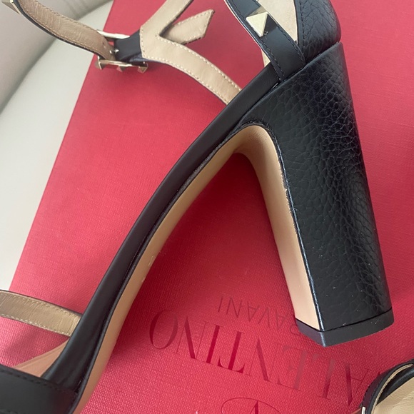 Valentino Garavani Rockstud Sandals - Picture 14 of 16